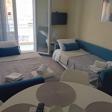 Sea Apartment Néa Péramos Bagian luar foto