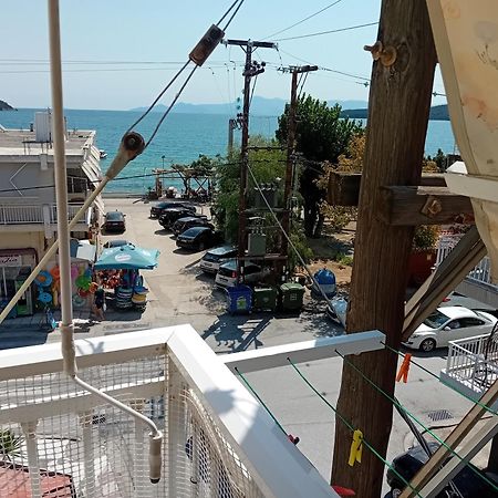 Sea Apartment Néa Péramos Bagian luar foto